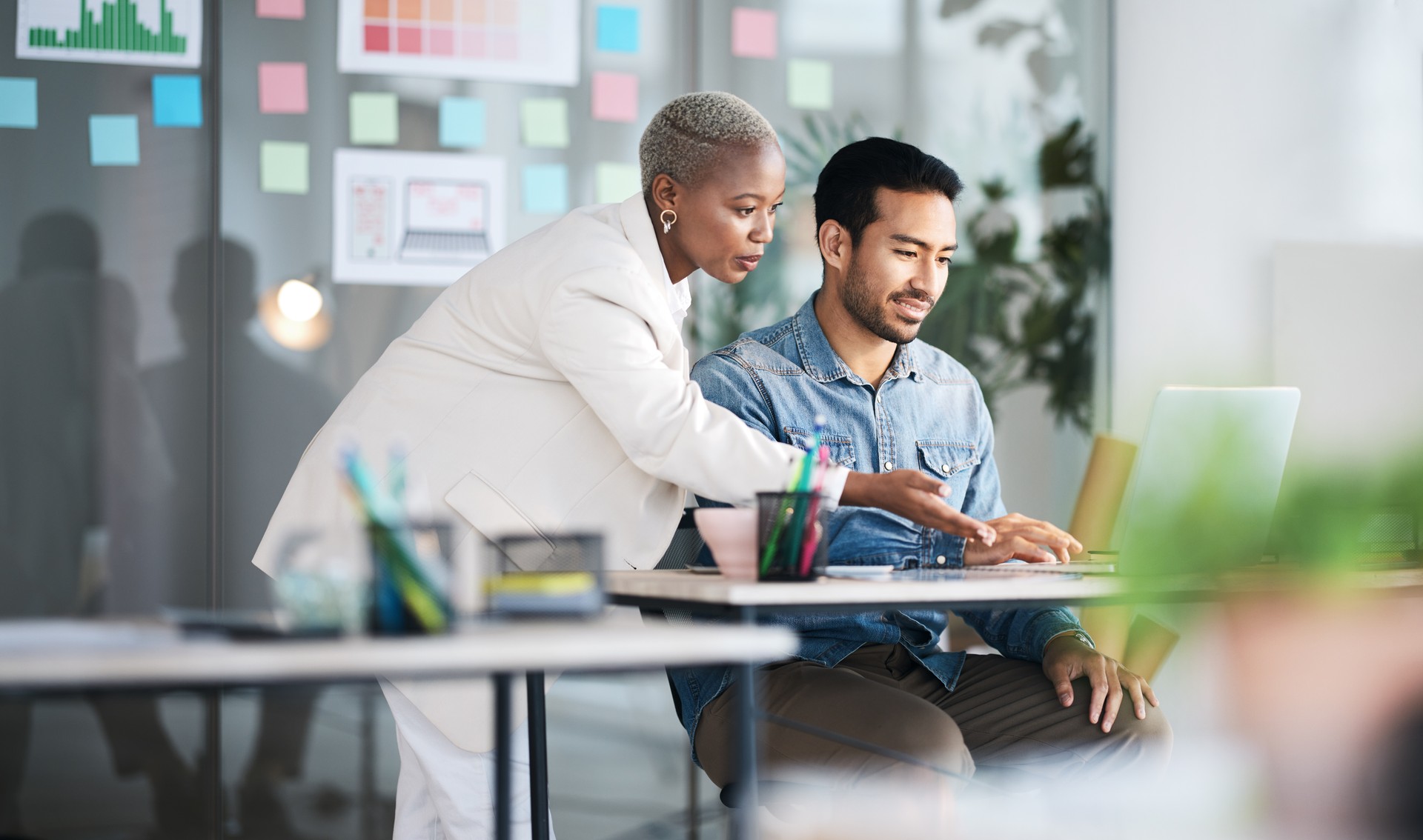 Computadora portátil de oficina, diversidad y gente de negocios leyendo informes en línea, comentarios sobre el diseño del sitio web o proyectos de investigación. Colaboración, mentor de personal y diseñador de equipos que trabaja en el desarrollo de